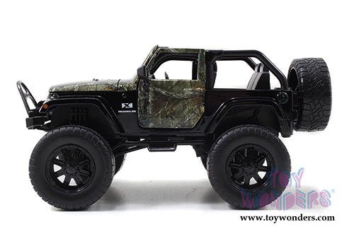 Jada Toys Realtree- Jeep Wrangler Off Road with dog (2007, 1/24 scale diecast model car, Green camouflage) 97143